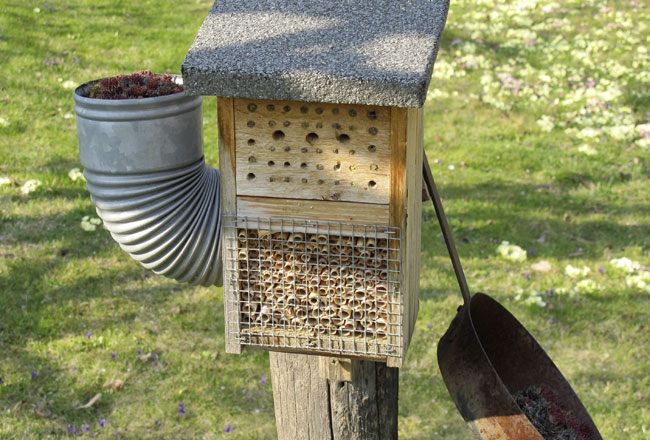 Insektenhotel im Garten 04