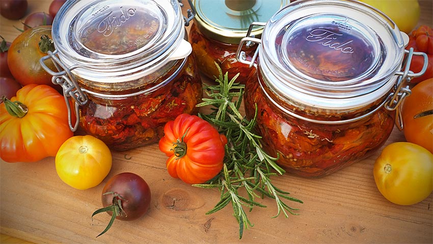 Tomaten getrocknet mit Gewürzen in Öl konserviert